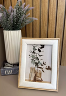 Kit com 2 porta-retratos decorativos Angel & Home para exibir fotos e valorizar a decoração da sua casa.