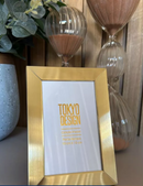 Porta-retrato Tokyo dourado da Angel & Home com design exclusivo, destaque para acabamento dourado e detalhes elegantes.