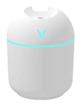 Umidificador de ar portátil Angel & Home ultrassônico em ambiente de quarto, com design compacto e funcionalidade silenciosa.