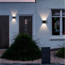 Arandela de parede LED meia lua frisada para área externa e interna, disponível em branco ou preto, da Angel & Home.