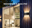 Arandela de parede LED meia lua frisada para áreas internas e externas, na cor branca ou preta, da marca Angel & Home.