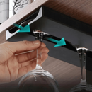 Suporte para taças de vinho Under Cabinet Angel & Home, fixado sob armário, com taças de vidro penduradas e organizadas.