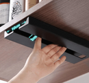 Suporte para taças de vinho Under Cabinet da Angel & Home, fixado sob armário, com taças de vidro penduradas.