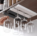 Suporte para taças de vinho Under Cabinet da Angel & Home, com taças de vidro penduradas em armário de cozinha.