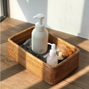 Cesto de palha trançada para decoração e organização, feito de rattan, da marca Angel & Home.