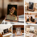 Porta retrato personalizado em madeira e acrílico com detalhes decorativos, ideal para exibir fotos especiais.