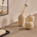 Trio de vasos decorativos em cerâmica bege com estilo boho chic, ideal para sala, da marca Angel & Home.