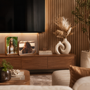 Porta retrato de madeira personalizado em forma de C da Angel & Home, ideal para decoração de ambientes com fotos.