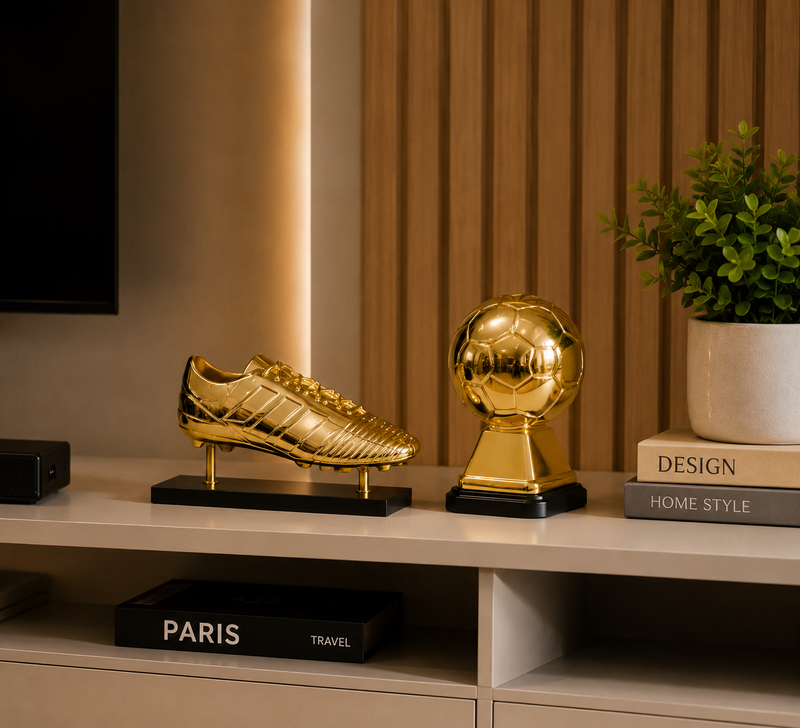 Kit futebol decorativo luxo com chuteira dourada e bola dourada para festas e decoração, ideal para eventos esportivos.