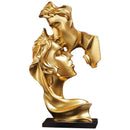 Escultura decorativa de amantes beijando, estatueta da marca Angel & Home, peça de decoração para ambientes elegantes.