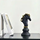 Escultura decorativa de peças de xadrez em resina da Angel & Home, ideal para decorar mesas com estilo e elegância.