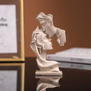 Escultura decorativa Beijo de Amantes da marca Angel & Home, estatueta que representa um momento romântico em detalhes elegantes.