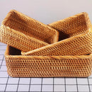Cesto de palha trançada para decoração e organização, estilo rattan, da marca Angel & Home, com acabamento artesanal.