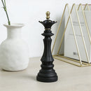 Escultura decorativa de peças de xadrez em resina, para mesa, da marca Angel & Home, com detalhes realistas e acabamento elegante
