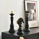 Escultura decorativa de peças de xadrez em resina da Angel & Home, ideal para mesa com detalhes em preto e branco
