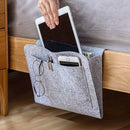 Organizador lateral de cama multifuncional Angel & Home com prateleiras e bolso para itens pessoais, em ambiente de quarto.