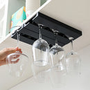 Suporte para taças de vinho debaixo do armário, marca Angel & Home, exibindo taças suspensas e instalação elegante.