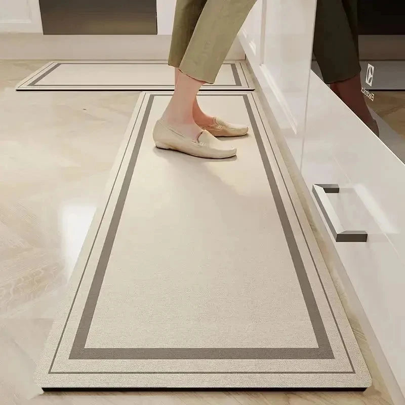 Tapete antiderrapante para cozinha da Angel & Home, absorvente e elegante na cor bege, ideal para áreas de preparo e lavagem.