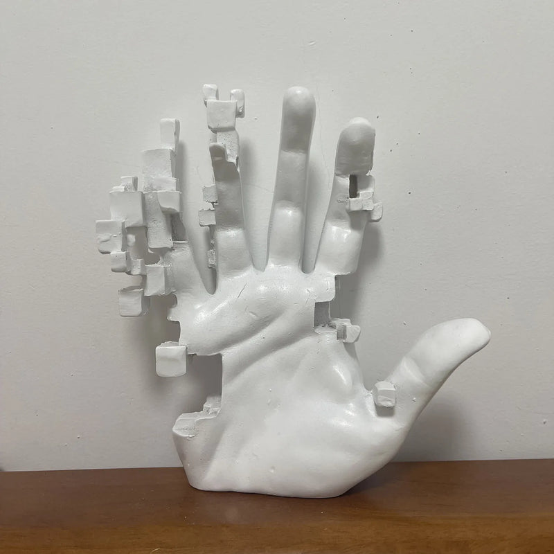 Escultura decorativa abstrata de mão da Angel & Home, peça de decoração moderna e artística para ambientes internos.