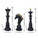 Escultura decorativa para mesa de peças de xadrez em resina, estilo moderno, da marca Angel & Home.