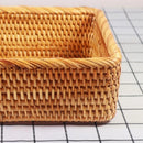 Cesto de palha trançada para decoração e organização, feito de rattan, da marca Angel & Home.