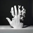 Estátua decorativa abstrata de mão da marca Angel & Home, escultura moderna para decoração de interiores.