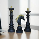 Escultura decorativa de peças de xadrez em resina, design elegante para mesa, da marca Angel & Home.