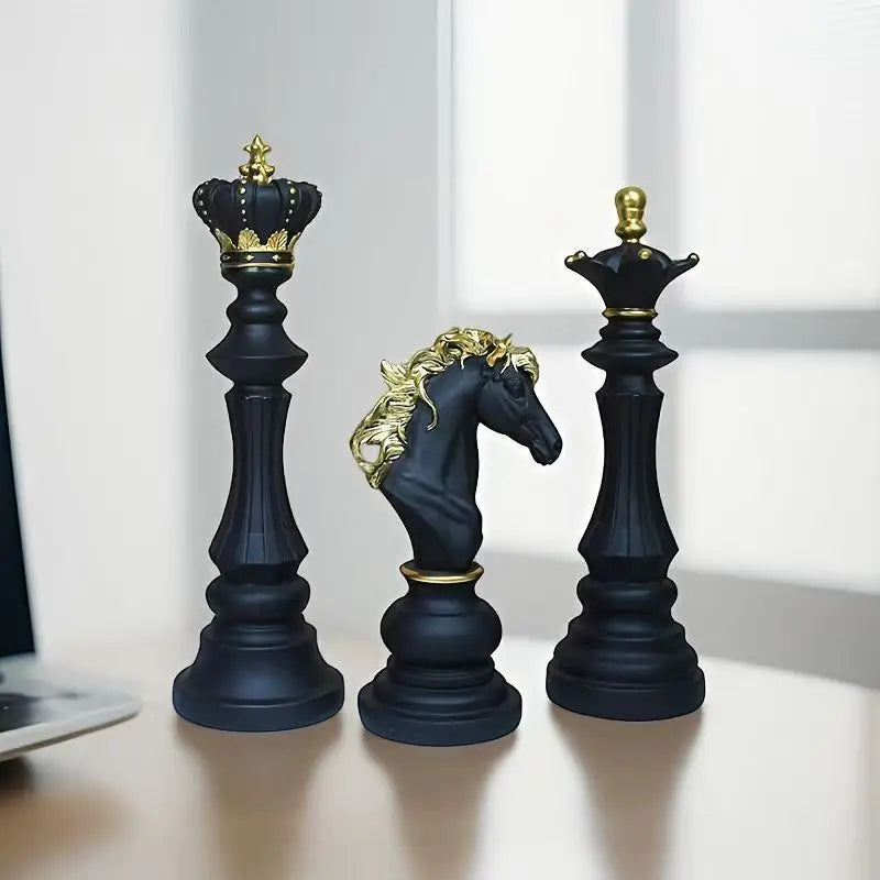 Escultura decorativa de peças de xadrez em resina, design elegante para mesa, da marca Angel & Home.