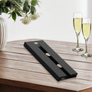 Suporte para taças de vinho Angel & Home instalado sob armário, com taças de vidro penduradas e prontas para uso.