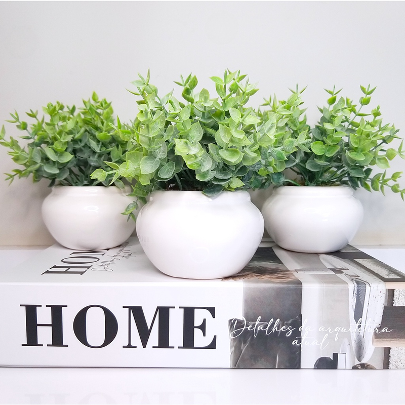 Vasinho de cerâmica com folhagem de eucalipto artificial para decoração