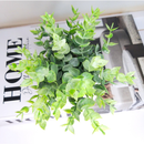 Vasinho de cerâmica com folhagem de eucalipto artificial para decoração