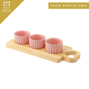 Jogo de ramequins brancos de porcelana com tábua de madeira para molhos e temperos, decorativo e funcional.