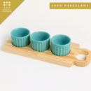 Conjunto de ramequins brancos de porcelana com tábua de madeira para molhos e temperos, decorativo e funcional.