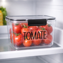 Pote hermético multiuso Angel & Home de 1,9L para geladeira, com etiqueta, porta alho e tampa, em uso na cozinha.