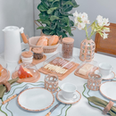Kit de mesa posta Angel & Home com boleira, manteigueira, porta frios e porta queijo de bambu, ideal para refeições elegantes.